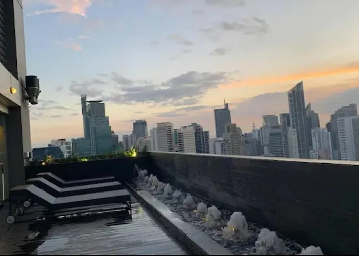 Makati - Sleeps 2 - Pool - Cinema - Gym - Garden Apartment *