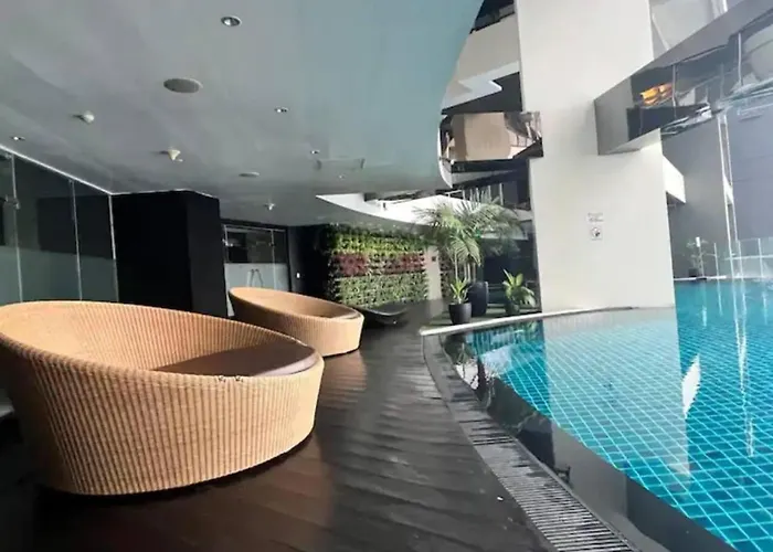 Makati - Sleeps 2 - Pool - Cinema - Gym - Garden Apartment