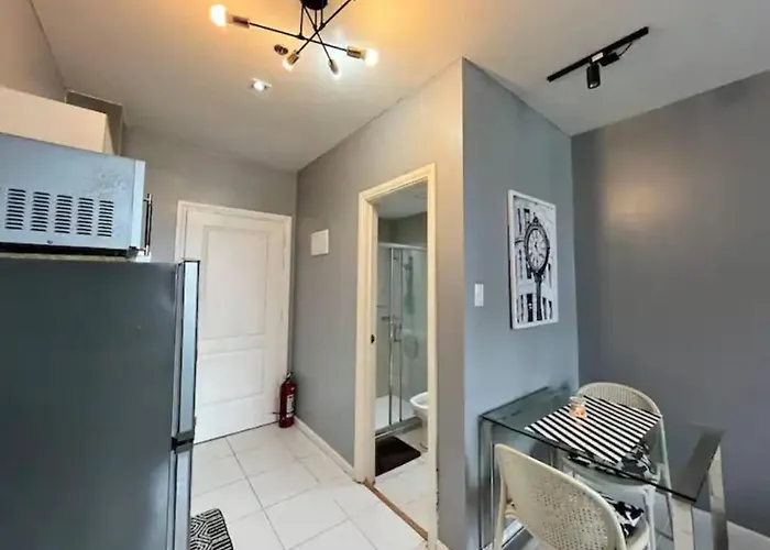 Makati - Sleeps 2 - Pool - Cinema - Gym - Garden Apartment *