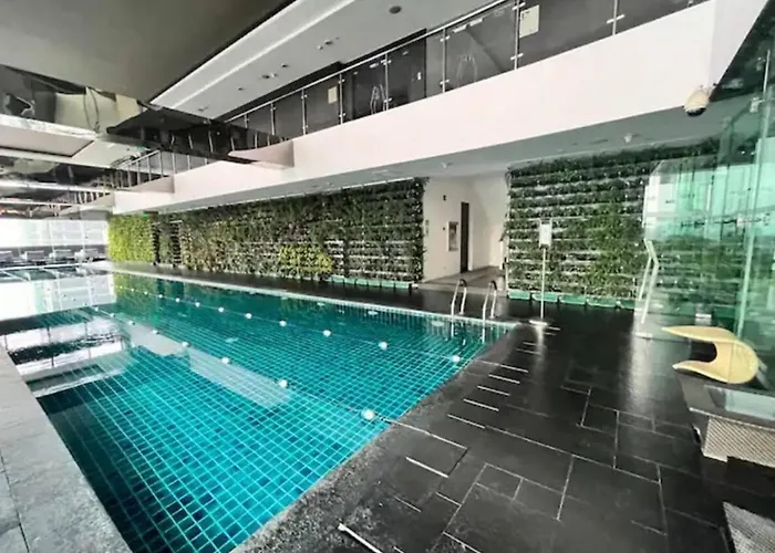 Makati - Sleeps 2 - Pool - Cinema - Gym - Garden Apartment *