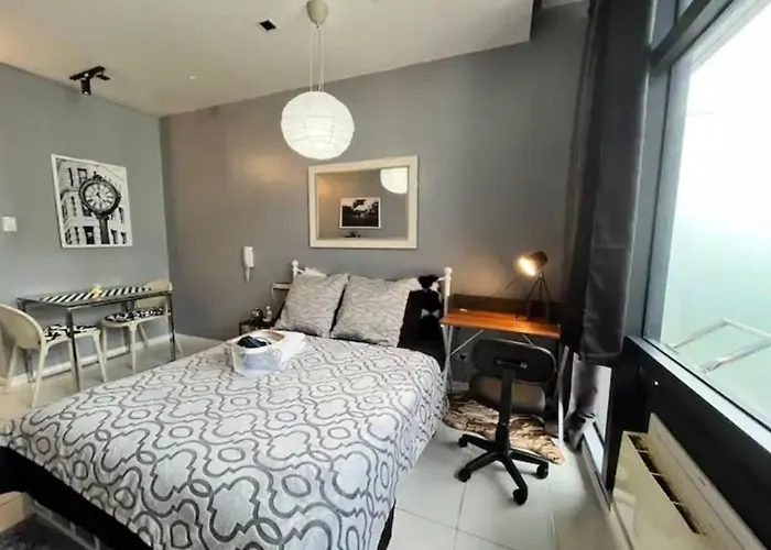 Makati - Sleeps 2 - Pool - Cinema - Gym - Garden Apartment Manila