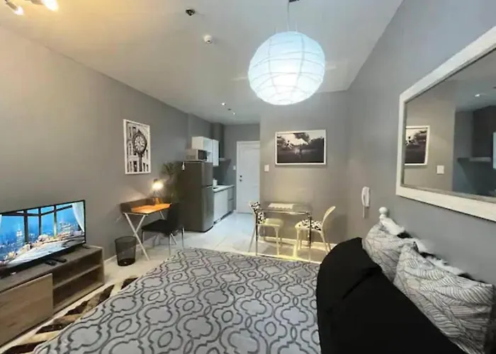 Makati - Sleeps 2 - Pool - Cinema - Gym - Garden Apartment Manila