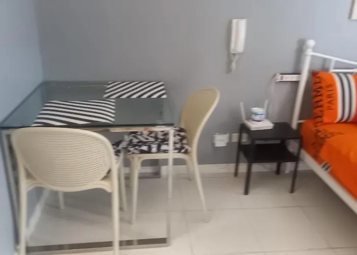 Makati - Sleeps 2 - Pool - Cinema - Gym - Garden Apartment Manila