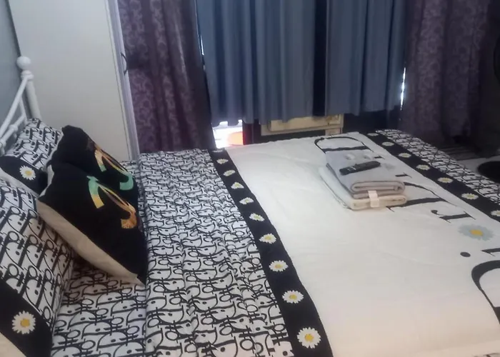 Makati - Sleeps 2 - Pool - Cinema - Gym - Garden Apartment Manila
