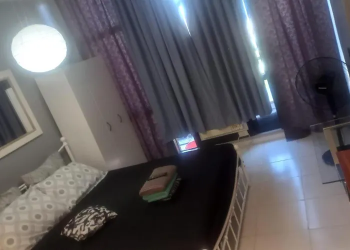 Makati - Sleeps 2 - Pool - Cinema - Gym - Garden