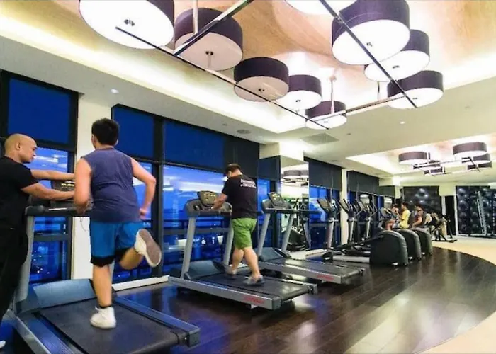 Apartment Makati - Sleeps 2 - Pool - Cinema - Gym - Garden
