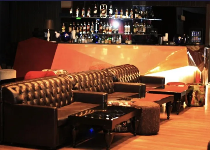 Makati - Sleeps 2 - Pool - Cinema - Gym - Garden *