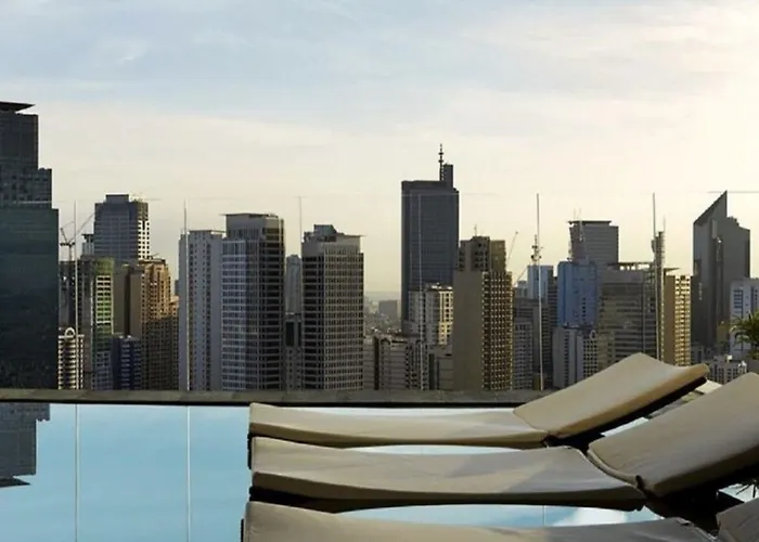 Makati - Sleeps 2 - Pool - Cinema - Gym - Garden Apartment *