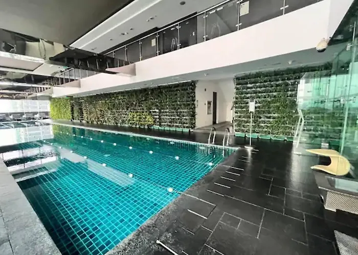 Makati - Sleeps 2 - Pool - Cinema - Gym - Garden
