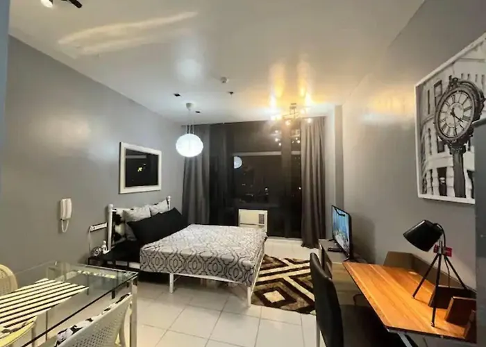Makati - Sleeps 2 - Pool - Cinema - Gym - Garden Apartment