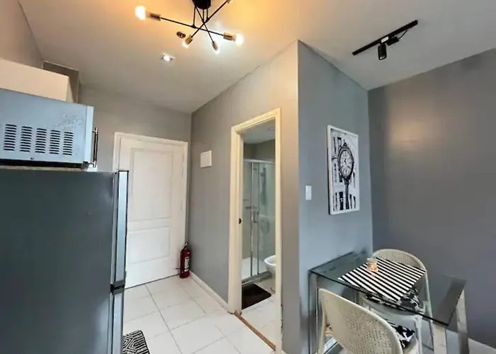 Makati - Sleeps 2 - Pool - Cinema - Gym - Garden Apartment Manila