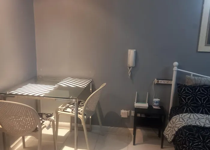 Makati - Sleeps 2 - Pool - Cinema - Gym - Garden Apartment *