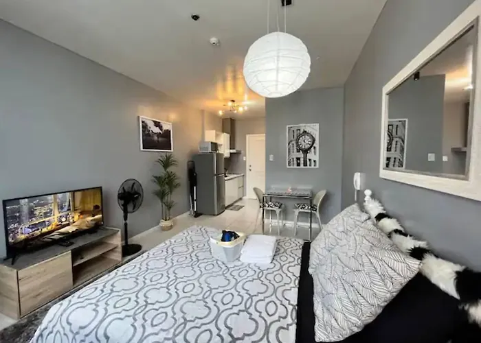 Makati - Sleeps 2 - Pool - Cinema - Gym - Garden Apartment