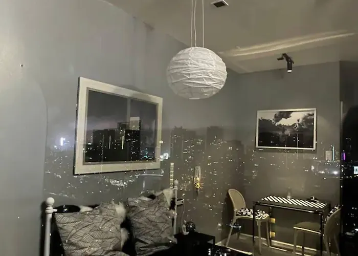 Apartment Makati - Sleeps 2 - Pool - Cinema - Gym - Garden *