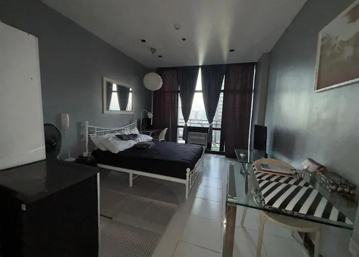 Apartment Makati - Sleeps 2 - Pool - Cinema - Gym - Garden